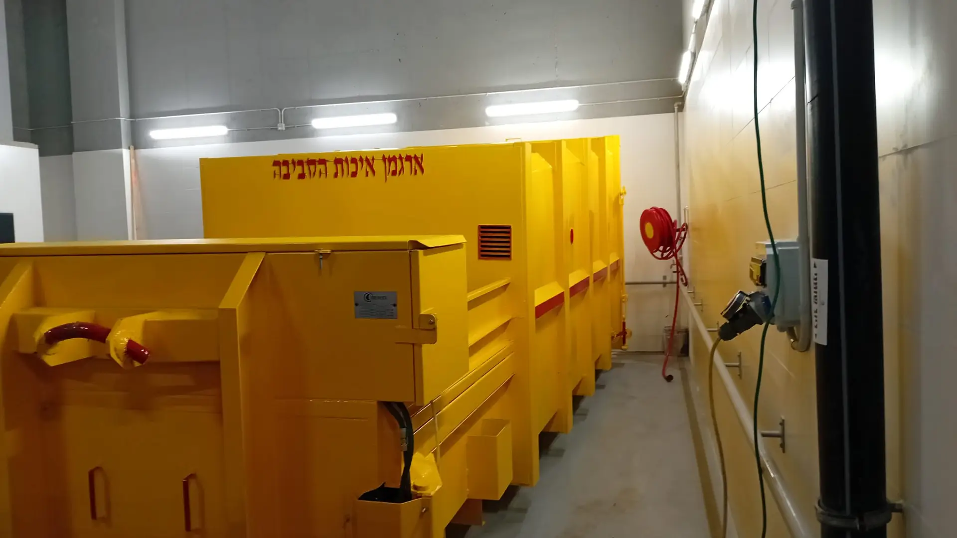 דחסן קרטונים מוצב במחסן